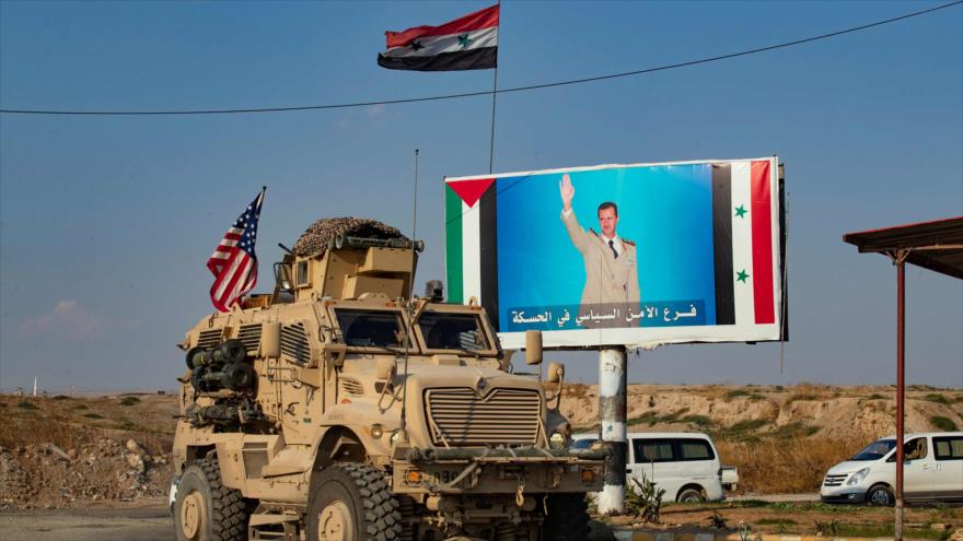 Un vehículo militar de EE.UU. cerca de un puesto de control en la ciudad de Al-Qamishli, noreste de Siria, 26 de octubre de 2019. (Foto: AFP)