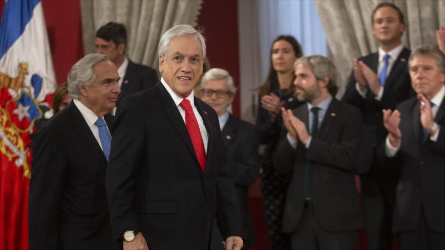 Piñera cambia a ocho ministros para apaciguar el estallido social