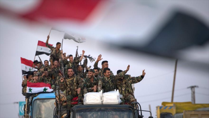 Fuerzas del Ejército sirio avanzan hacia la ciudad siria de Qamishli, 25 de octubre de 2019. (Foto: AFP)