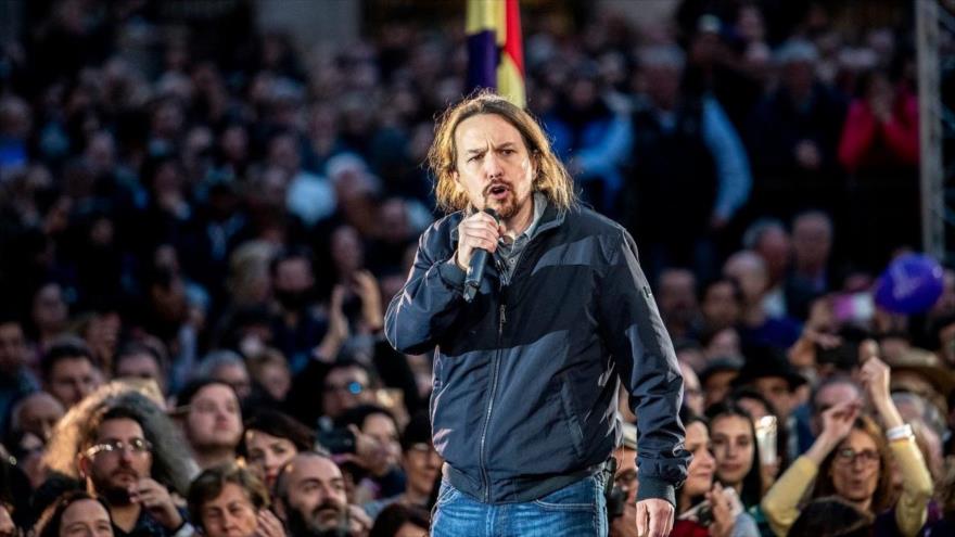 El líder del partido Unidas Podemos, Pablo Iglesias, habla en un mitin en la plaza de la Reina Sofía, en Madrid, la capital de España.