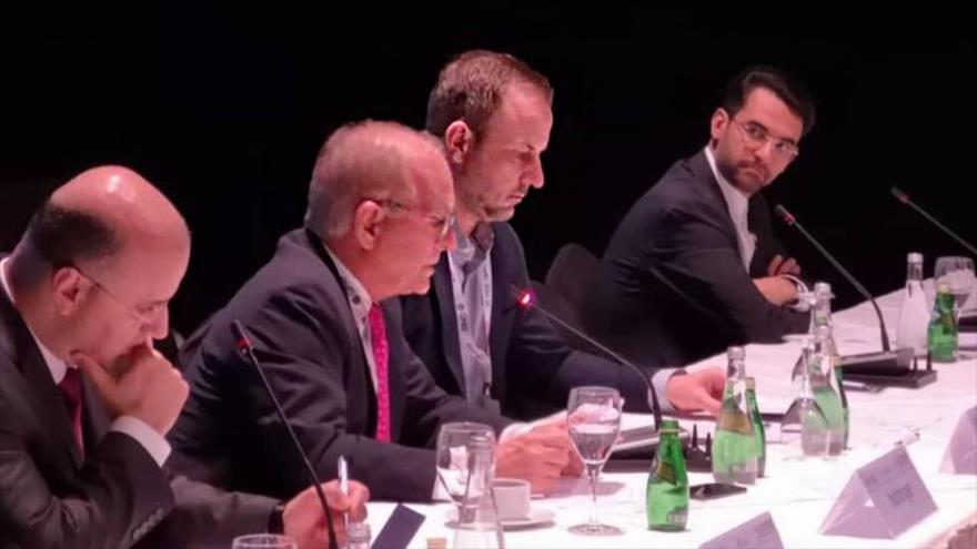 El ministro iraní de Tecnología de la Información y Comunicaciones, Mohamad Yavad Azari Yahromi (1.º dcha.), en una reunión en Doha, 29 de octubre de 2019.