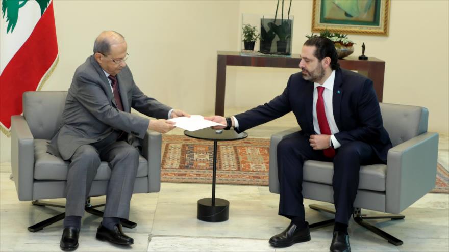 Presidente libanés, Michel Aoun (izq.), recibe la carta de renuncia del premier Saad Hariri, 29 de octubre de 2019. (Foto: AFP)