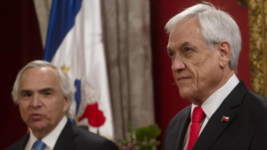 El presidente chileno, Sebastián Piñera (dcha.), en la Casa de Gobierno en Santiago, la capital, 28 de octubre de 2019. (Foto: AFP)