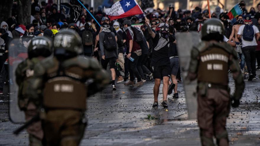 Manifestaciones en Chile se enfrentan a la policía antidisturbios cerca de La Moneda en Santiago, la capital, 29 de octubre de 2019. (Foto: AFP)
