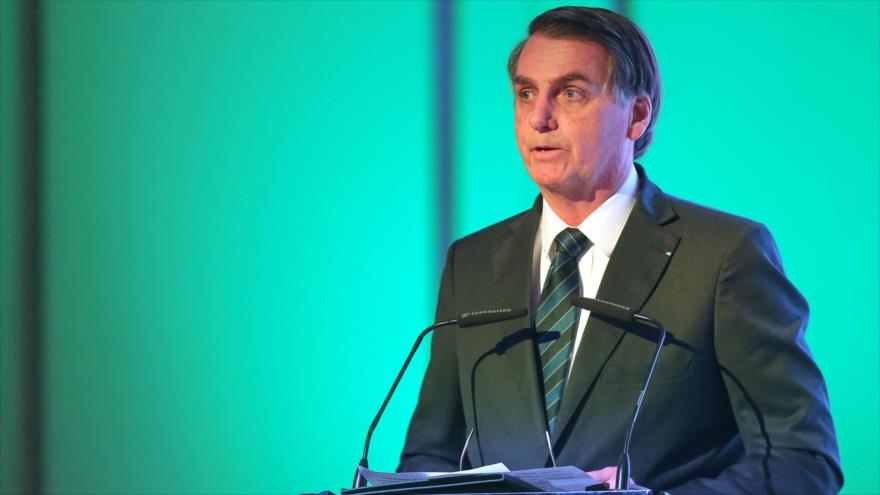 El presidente de Brasil, Jair Bolsonaro, habla durante un foro en la capital emiratí, Abu Dhabi, 27 de octubre de 2019. (Foto: AFP)