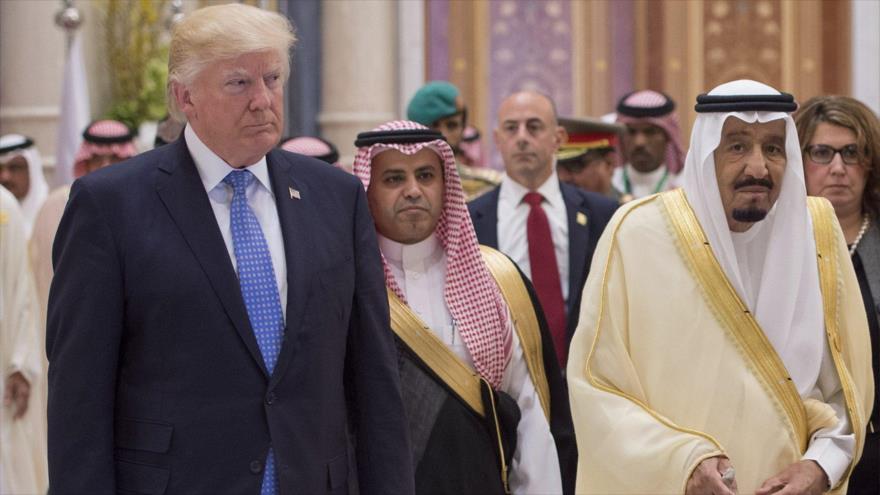 El presidente de EE.UU., Donald Trump, junto al rey de Arabia Saudí, Salman bin Abdulaziz Al Saud y otros líderes árabes en Riad, 20 de mayo de 2017.