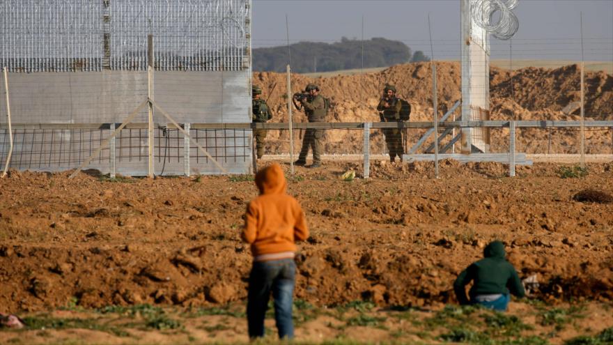 Tropas israelíes disparan contra palestinos en la línea divisoria entre Gaza y los territorios ocupados, 22 de marzo de 2019. (Foto: AFP)