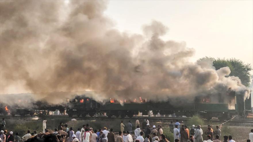 Vídeo: Un incendio en tren deja al menos 65 muertos en Paquistán