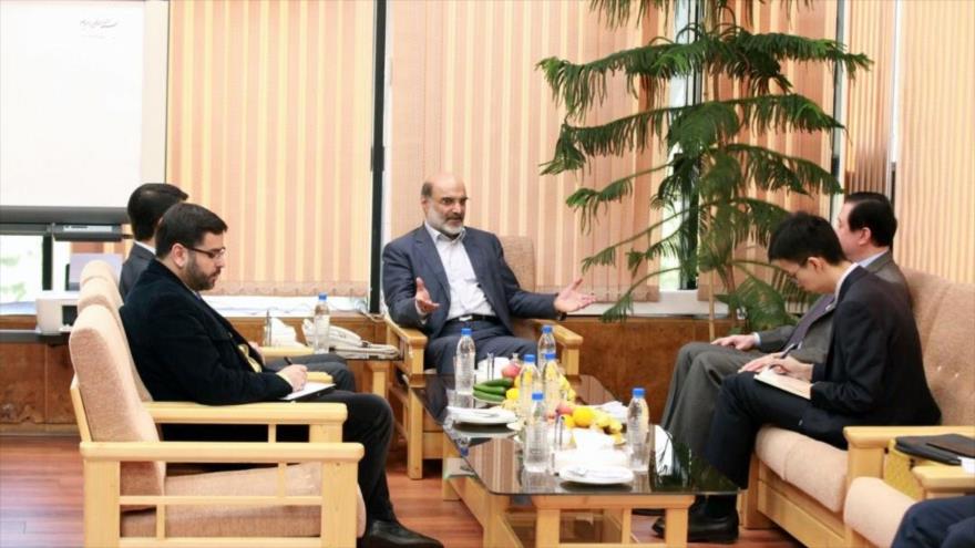 El jefe de la Organización de la Radio y Televisión de Irán, Abdolali Ali Asgari (centro), se reúne con el embajador chino en Teherán, 31 de octubre de 2019.