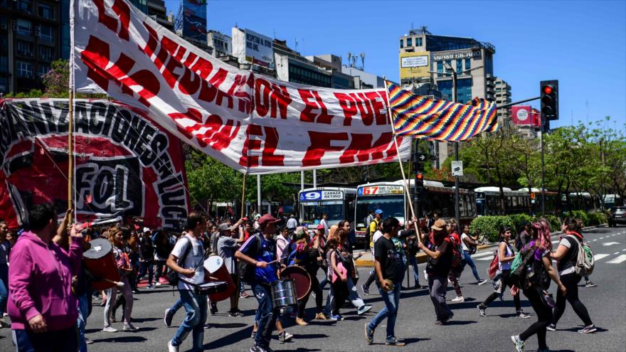 Argentinos vuelven a protestar contra FMI y políticas de Macri