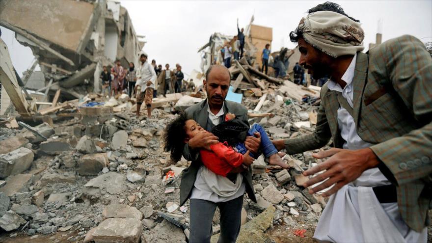 Llevan a una niña herida por un bombardeo de Arabia Saudí y sus aliados en Saná, la capital yemení. (Foto: Reuters)