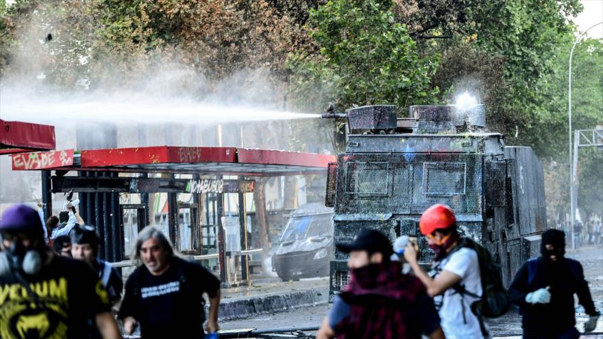 Vídeo: Policía reprime las protestas antigubernamentales en Chile 