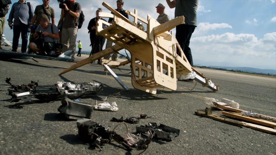 Un avión no tripulado (dron) de rebeldes, derribado cerca de la base aérea rusa de Hmeimim, en Latakia, noroeste de Siria, 16 de agosto de 2018. (Foto: AFP)
