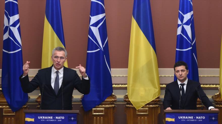 El presidente ucraniano, Volodymyr Zelensky (dcha.), y el secretario general de la OTAN, Jens Stoltenberg, en Kiev, 31 de octubre de 2019. (Foto: AFP)