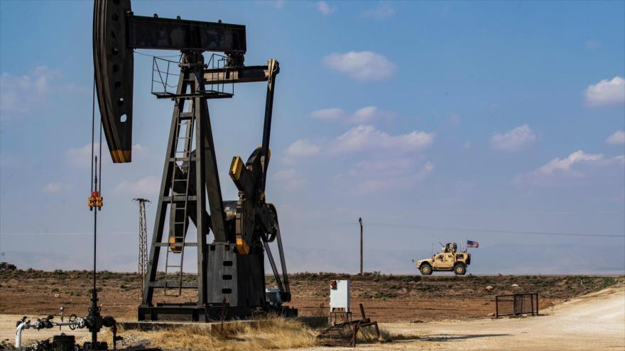 Un vehículo militar estadounidense, desplegado cerca de un campo petrolífero en la ciudad siria de Al-Qamishli, 26 de octubre de 2019 (Foto: AFP). 