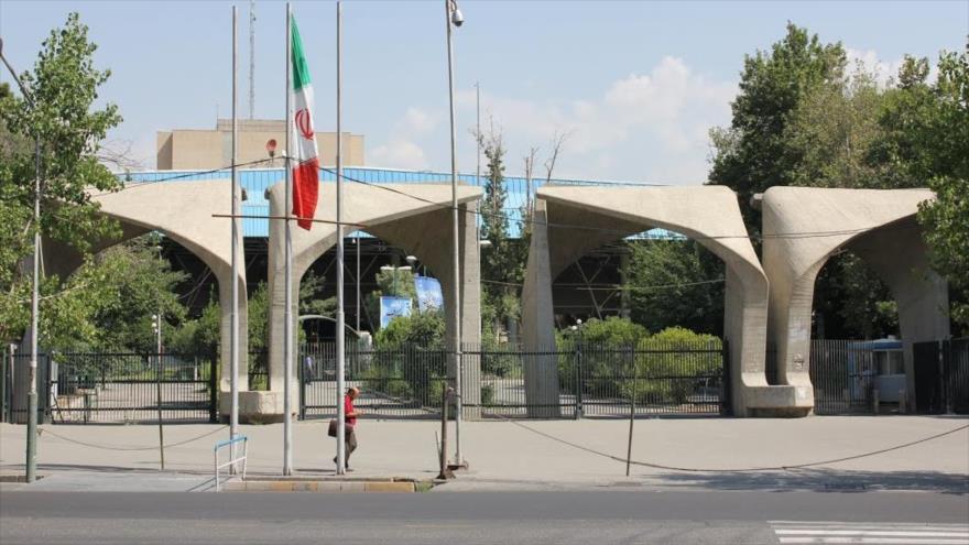 Fachada de la entrada de la Universidad de Teherán.