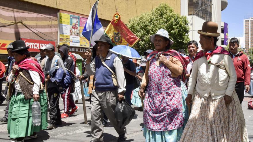 Partidarios del Movimiento al Socialismo (MAS) marchan en apoyo al presidente boliviano, Evo Morales, en La Paz, Bolivia, 31 de octubre de 2019. (Foto: AFP)