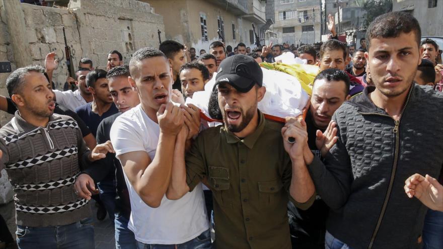 Dolientes llevan cuerpo del palestino Ahmed al-Shahri, asesinado por ataque israelí, Franja de Gaza, 2 de noviembre de 2019. (FOTO: AFP)