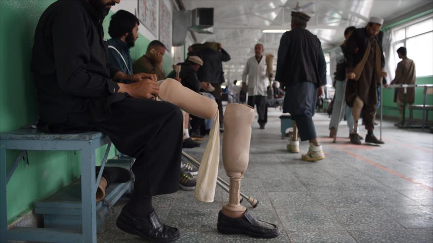 Hombres afganos que usan prótesis, tras perder sus piernas en explosiones de minas terrestres, 27 de marzo de 2019. (Foto: AFP)