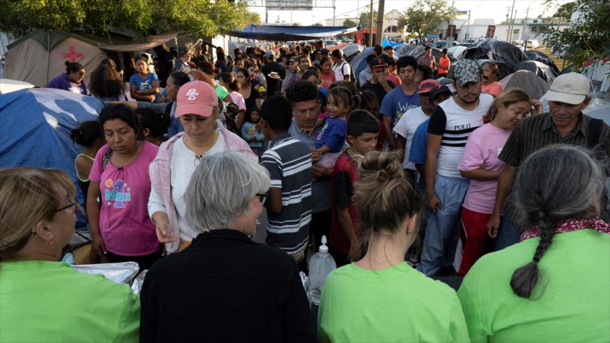 Cientos de migrantes hacen cola para obtener alimentos en México, cerca de la frontera con EE.UU., 1 de noviembre de 2019. (Foto: AFP)