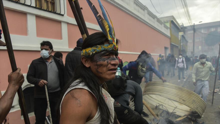 Manifestantes ecuatorianos participan en una protesta contra el Gobierno, Quito, 11 de octubre de 2019. (Foto: AFP)