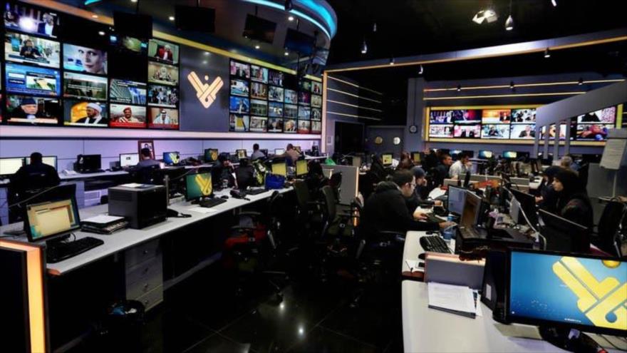 La sala de control de la cadena de televisión libanesa Al-Manar, con sede en Beirut. 