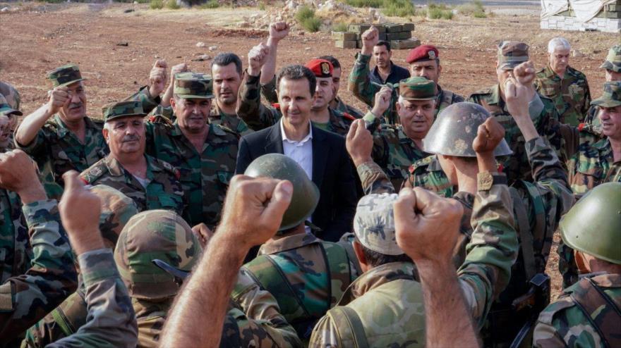 El presidente de Siria, Bashar al-Asad, rodeado de soldados sirios en Idlib, 22 de octubre de 2019. (Foto: SANA)