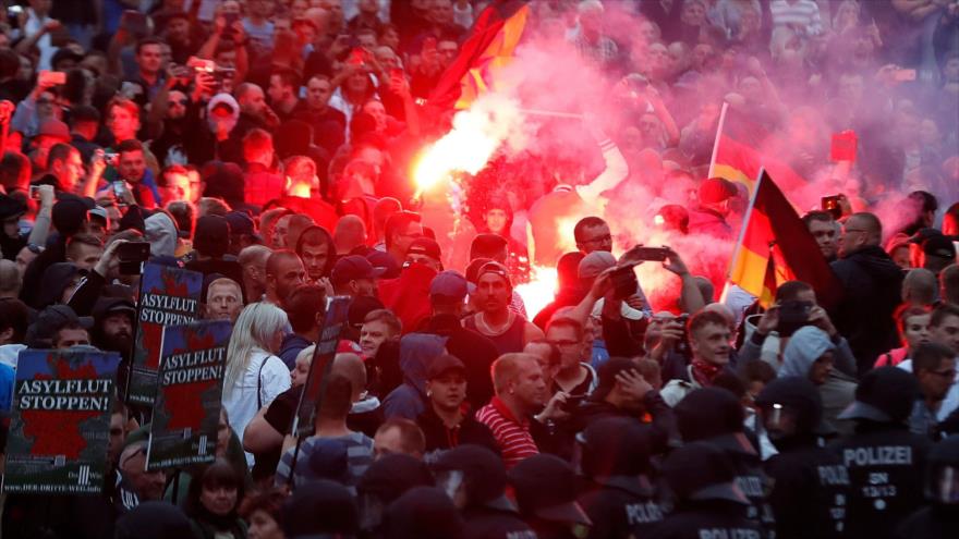 Miembros el movimiento xenófobo e islamófobo alemán Pegida hacen manifestaciones violentas en Chemnitz, este de Alemania, 27 de agosto de 2018. (Foto: AFP)