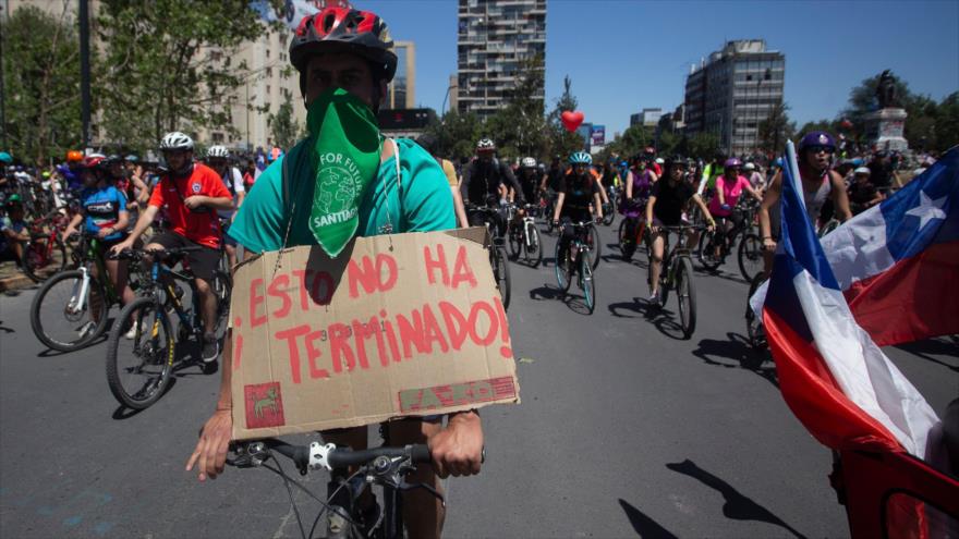 Ciclistas chilenos marchan en protesta hacia la casa de Piñera | HISPANTV