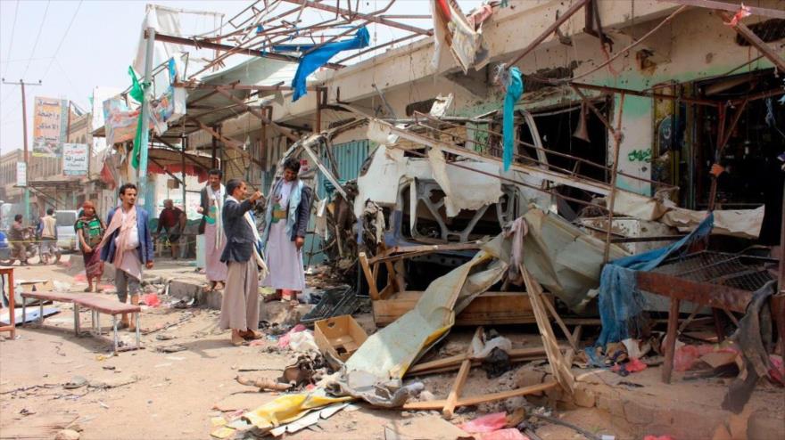 Restos de un autobús destruido en un bombardeo saudí en la provincia yemení de Saada, 10 de agosto de 2018. (Foto: AFP)