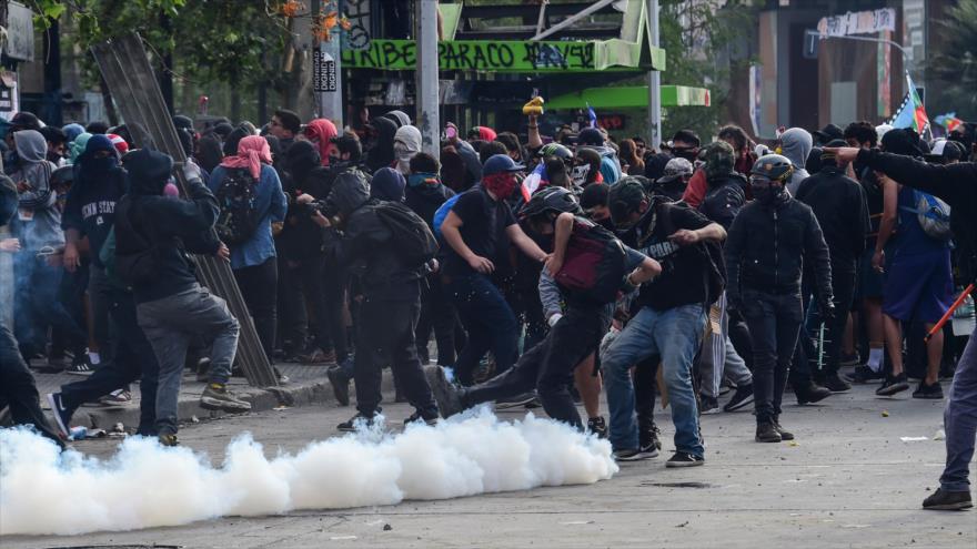 Policía chilena carga contra manifestantes del “súper lunes”