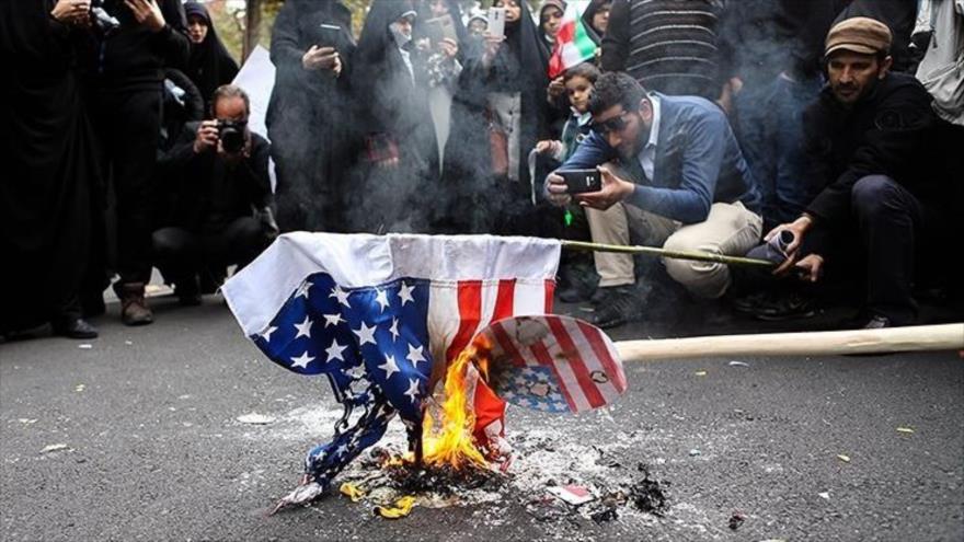 Iraníes queman bandera de EE.UU. en una marcha con motivo del Día Nacional de la Lucha contra la Hegemonía, 4 de noviembre de 2019. (FOTO: Tasnim)