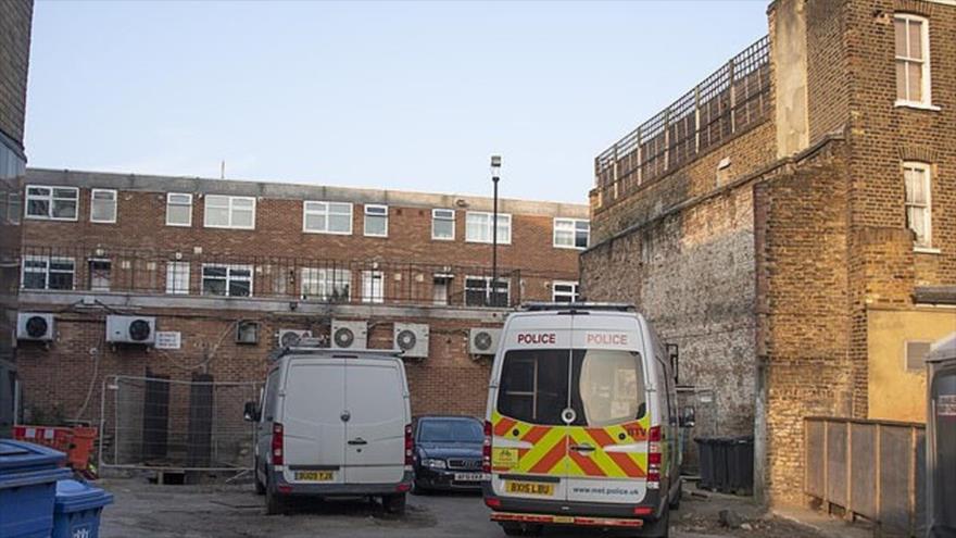 La policía británica vigila la casa en que fue descubierto un túnel secreto de 21 metros que llega a un enorme vivero de marihuana.
