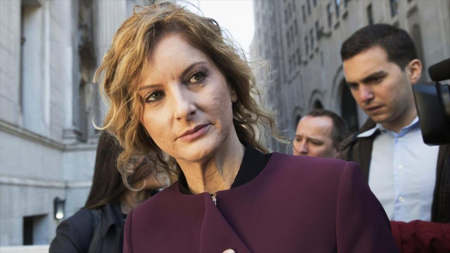 Summer Zervos, exconcursante del programa televisivo de Trump “The Apprentice”, sale de la Corte Suprema de Nueva York, 18 de octubre de 2018. (Foto: AP)