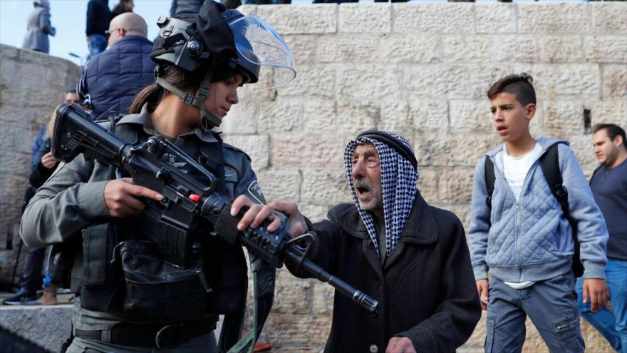 ‘Soldados israelíes apuntan con arma a palestino frente a su niño’