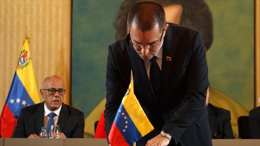 El ministro venezolano de Asuntos Exteriores, Jorge Arreaza, firma un acuerdo en Caracas, la capital, 16 de septiembre de 2019. (Foto: AFP)
