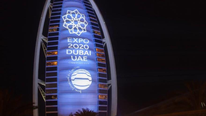 Un logo de la feria mundial de Dubái, conocida como Expo 2020, proyectado en una torre en los Emiratos Árabes Unidos (EAU).