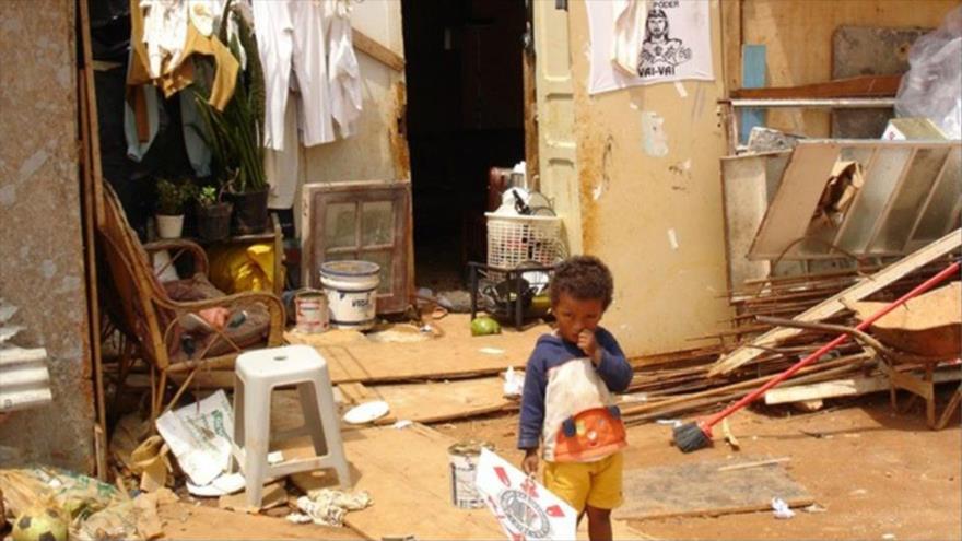 Un niño de una familia pobre en Brasil.