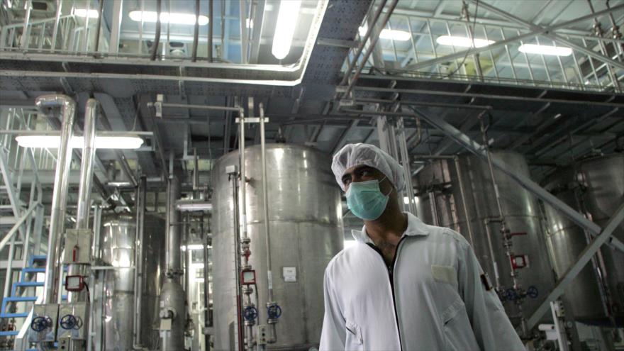 Un empleado en una central nuclear iraní.