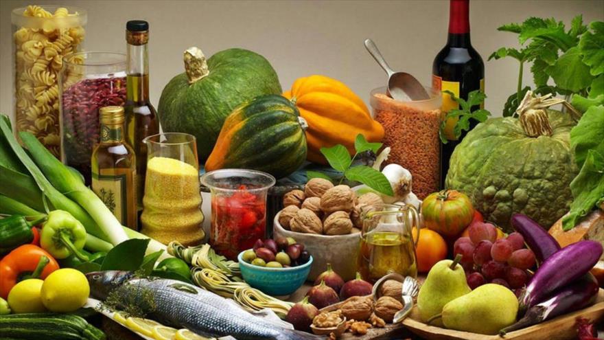 Un estudio revela que la dieta mediterránea baja en calorías adelgaza y protege el corazón.