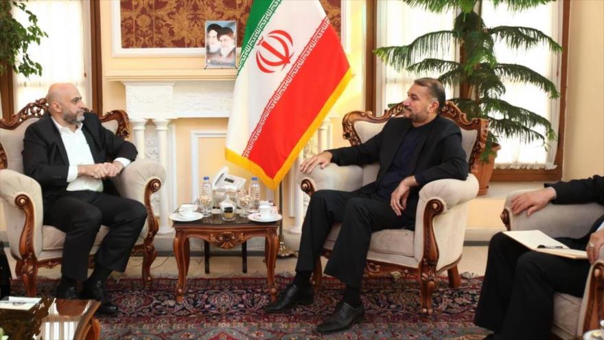 Hosein Amir Abdolahian (dcha.) se reúne con el parlamentario sirio, Husein Raqeb, Teherán, 7 de noviembre de 2019. (Foto: ICANA)