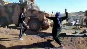 Vídeo: Sirios arrojan piedras y zapatos a fuerzas militares turcas