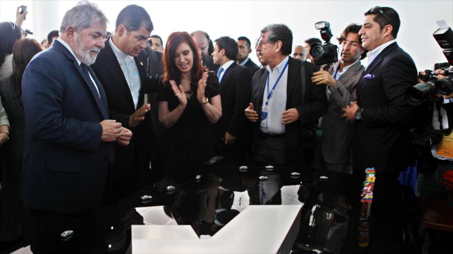 Los expresidentes de Brasil, Ecuador y Argentina, Luiz Inácio Lula da Silva, Rafael Correa y Cristina Fernández, respectivamente, en un acto público. 