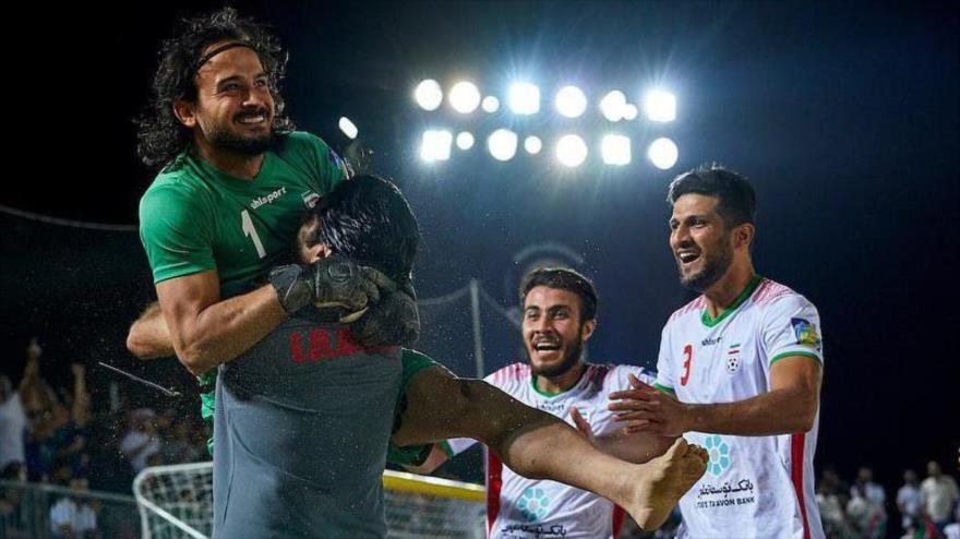 Jugadores de la selección iraní de fútbol playa vencen a los emiratíes en la Copa Intercontinental de Dubái, 8 de noviembre de 2019.