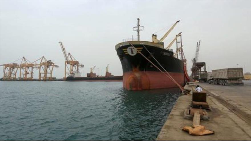 Un barco atracado en el puerto yemení de Al-Hudayda, en el mar Rojo, 5 de agosto de 2018. (Foto: Reuters)