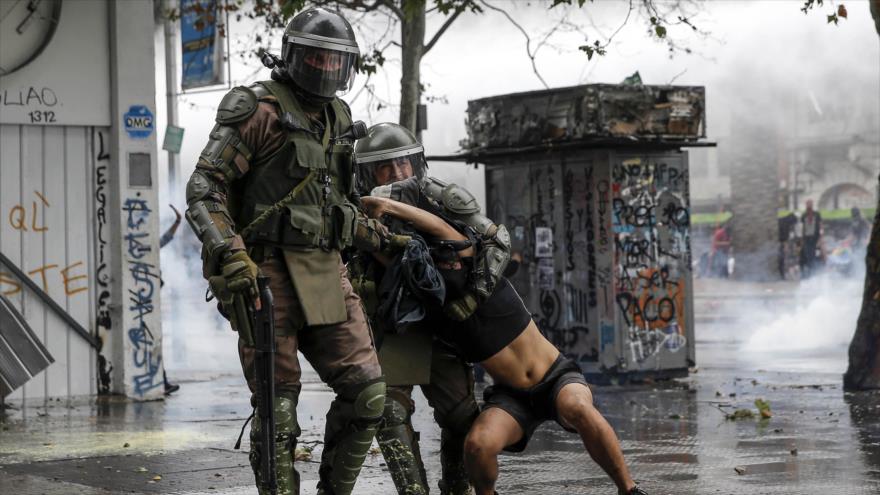 La policía antidisturbios chilena detiene a un manifestante en Santiago, 8 de noviembre de 2019. (Foto: AFP)