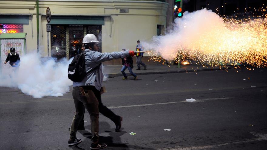 Manifestantes opositores chocan con las fuerzas de seguridad en La Paz, capital administrativa de Bolivia, 31 de octubre de 2019. (Foto: AFP)