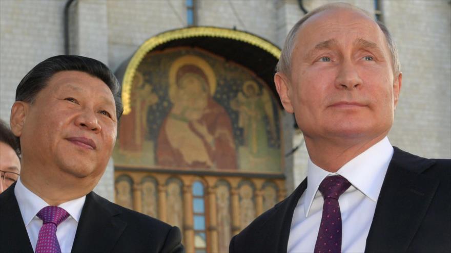 El presidente ruso, Vladimir Putin (dcha.), y su par chino, Xi Jinping, en el Kremlin, Moscú, 5 de junio de 2019. (Foto: AFP)