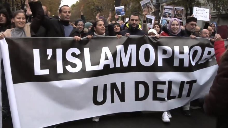 Miles de ciudadanos se manifiestan contra islamofobia en Francia | HISPANTV