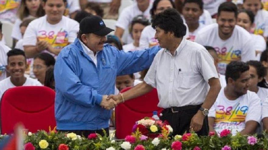 Los presidente de Nicaragua y Bolivia, Daniel Ortega (izq.) y Evo Morales, respectivamente, en Managua, 20 de julio de 2017.